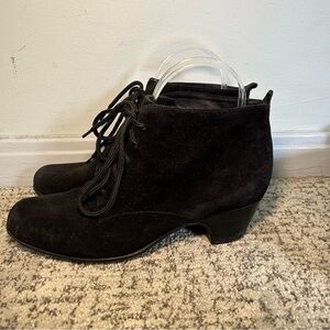 Clarks Artisan Leyden Black Bell Suede Heel Ankle Booties Size 8.5